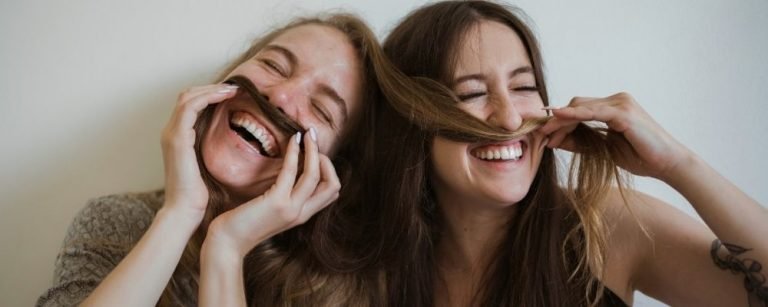 Twee meiden samen aan het lachen