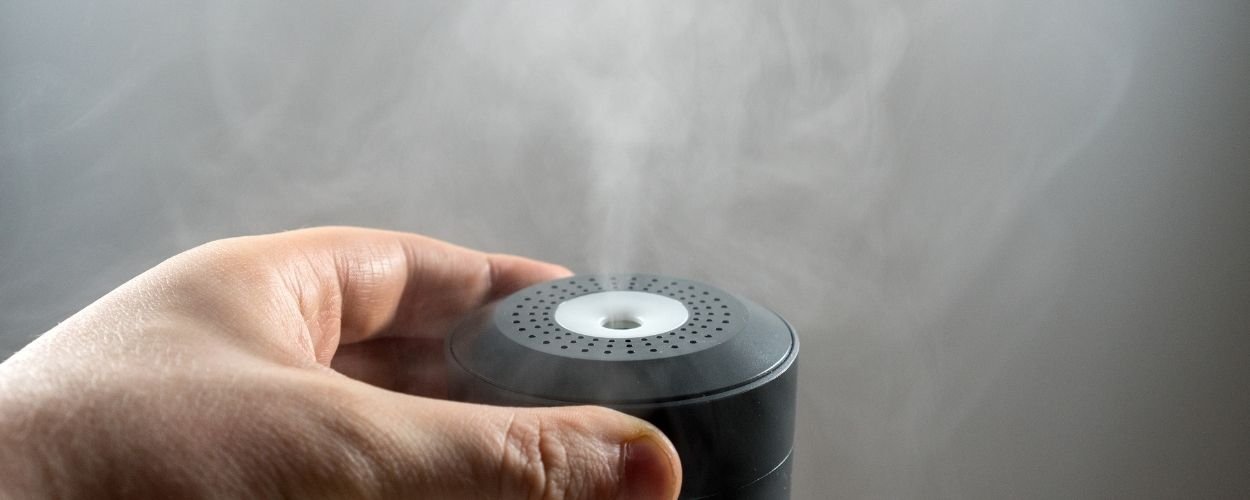 Humidifier that injects moisture into the air